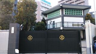 本堂が特徴的な寺院