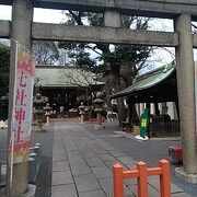 住宅街の中に忽然と趣ある神社が出現します。