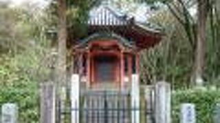 朱色、白、黒のコントラストとデザインがすばらしい廟所