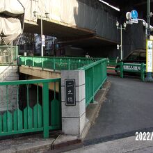 奥は日向坂です。