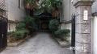 麻布の中でも静けさが感じられる寺です。