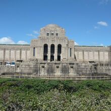 聖徳記念絵画館の建物の外観です。花崗岩づくりの重厚な建物です