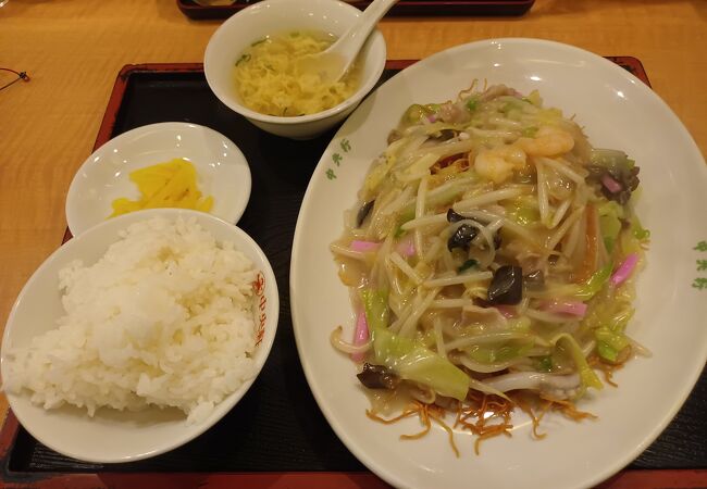 皿うどん定食(1100円)を注文しました。