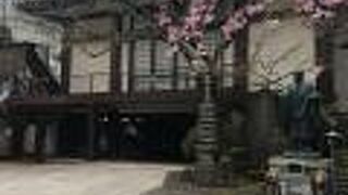 枝垂れ桜と坊さん像