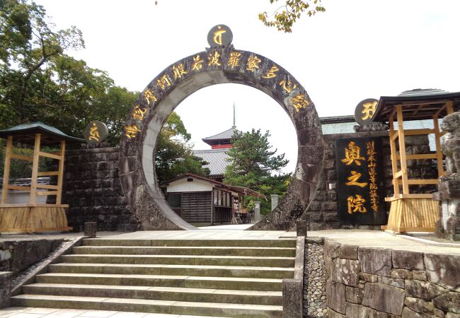 小岱山にある広大なお寺