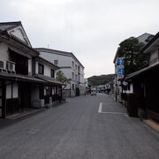 時代劇に出てきそうな感じの商店街でした。