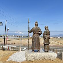 富士山を見つめる「蛭ヶ島の夫婦」の像