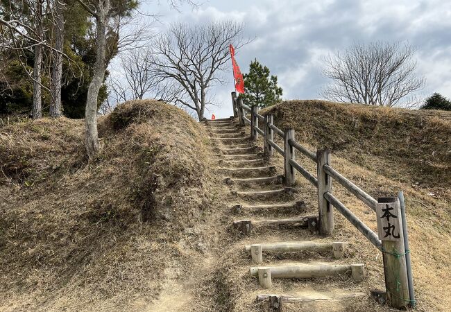 土塁や堀の遺構が残されている