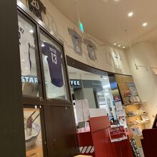 店内にドラゴンズ選手のユニフォーム