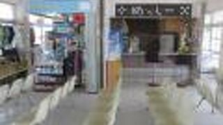 フェリーターミナルにある売店