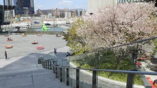 JR大阪駅　この付近は梅田とも呼んでいる　北側の公共広場