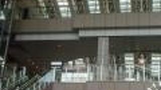 JR大阪駅二階連絡口改札と同一階中央コンコースから阪急電鉄梅田駅ャグランフロント大阪の結節点