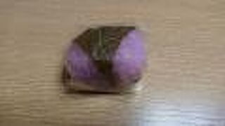 満開の桜を鑑賞後、さくら餅を購入