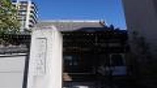 境内の形が三角になっているので