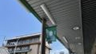 地元の人が行き交う