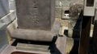 赤坂の報土寺の墓所にあります。