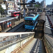 電停へのアプローチは歩道橋を利用する