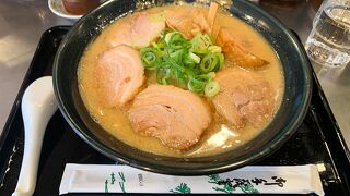 行列必須の人気ラーメン店