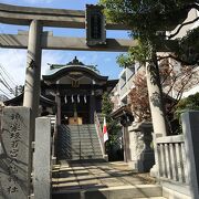 神楽坂の名前の由来にもなった神社