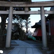 赤い社殿が印象的な神社