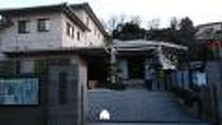 近代的な本堂を有する寺院