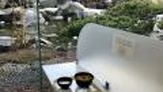 庭園を眺めながらのんびり食事