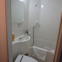 部屋のバス・トイレ。ビジネスホテルでよく見るタイプです。
