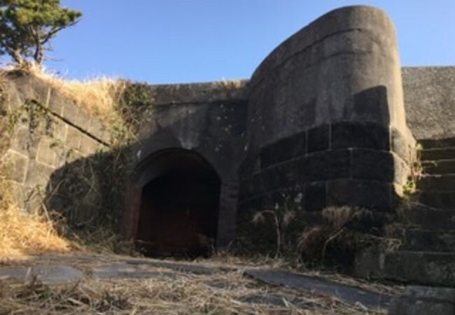 城郭のような砲台跡があります。