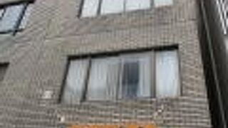 店頭にコミック本の古本を積み上げている