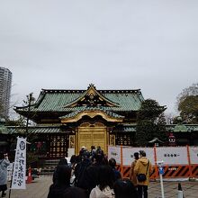 距離を取って並びます。