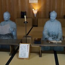 番士が差し出された通行手形などをチェック中