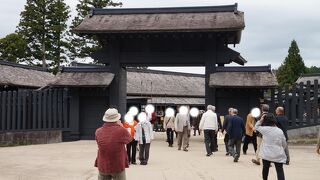 再現された箱根関所を見学する