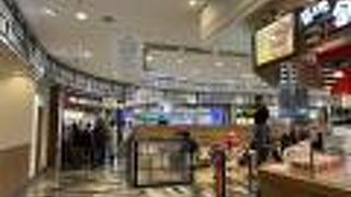 バスターミナルと直結です。