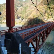 国道462号線（対岸）から神流川に架けられた赤い橋を渡る