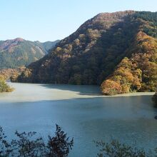 下久保ダムによりせき止められた神流川