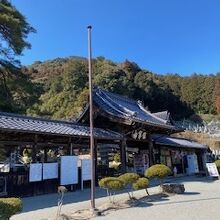 瑠璃光寺門の様子です。