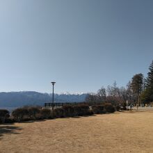 右奥に山と自然博物館があります。