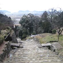 近江平野を望みながら、石段を降りる