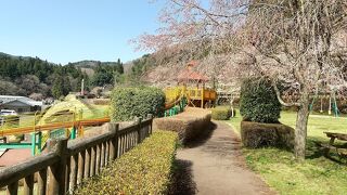 大きなスライダーのある公園で日帰り温泉もあり