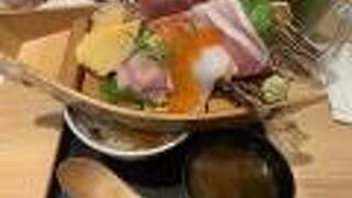 毘沙門天の目の前、細長い店内です