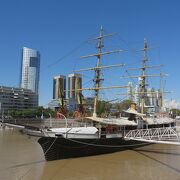 プエルト・マデーロの運河に浮かぶ博物館船。アルゼンチン海軍で最も古い船でした
