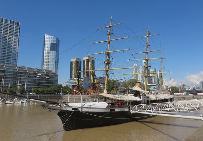プエルト・マデーロの運河に浮かぶ博物館船。アルゼンチン海軍で最も古い船でした