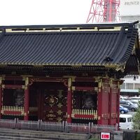 駐車場わきに、二天門