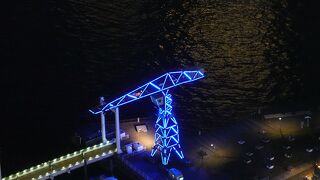 夜空に青く輝いていました