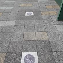地下鉄薬師堂駅からの道筋には、発掘された瓦の模様のタイルが。