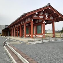 ...天平廻廊を模したガイダンス施設があり資料展示しています