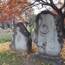 異なる年代の石碑や…、