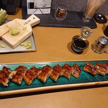 うなぎのかば焼き、なが~い器で出されます。