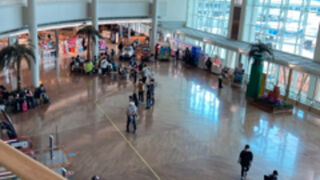 観光客が多いターミナルビル