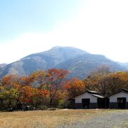 硫黄山の右にある山です。